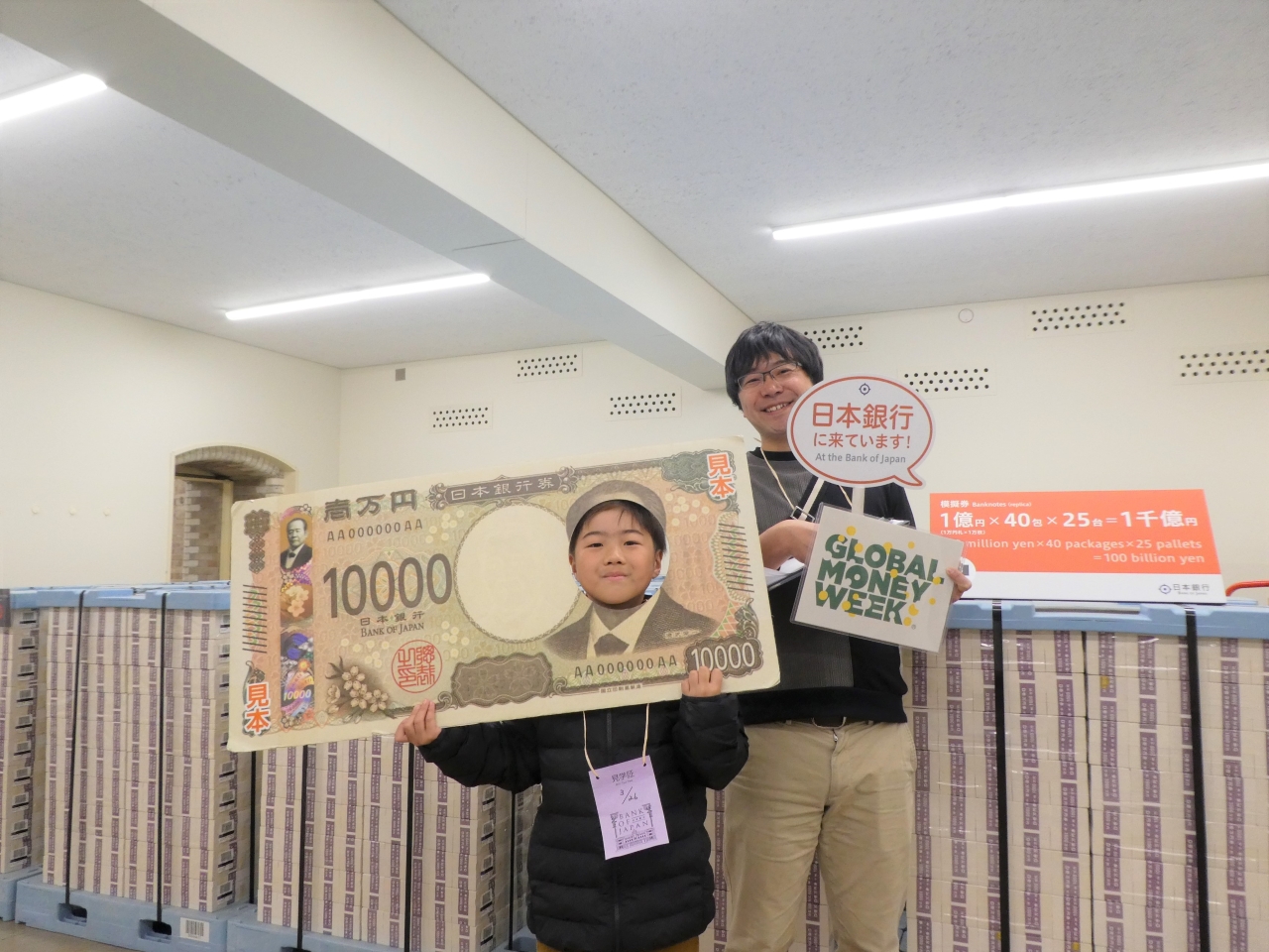 参加者2人が、顔出しパネルを使って記念撮影している様子