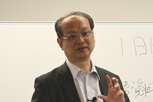 講演している講師　日本銀行 金融機構局 金融高度化センター 企画役　碓井茂樹の写真