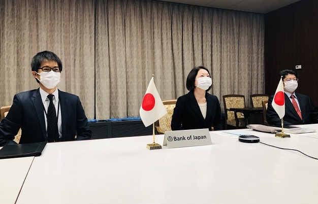 国際会議（WEB会議）に臨んでいる写真