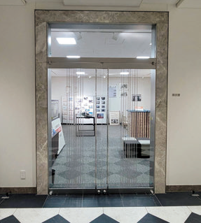 新営業所展示室入口の写真。