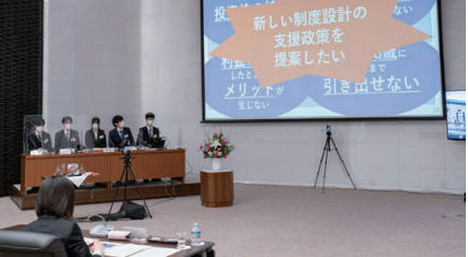 学生がプレゼンテーションを行っている様子の写真。
