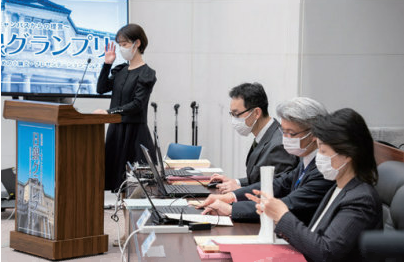 司会進行の様子の写真。