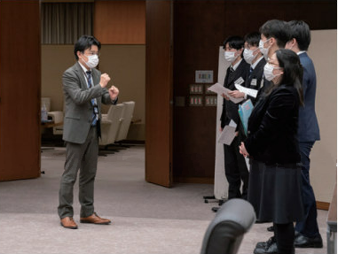 学生にエールを送る日銀スタッフの写真。