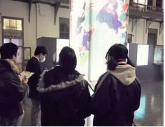 来館者が職員から説明を受けている写真