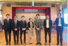 宣言式会場でメンバー7人が収まっている写真。