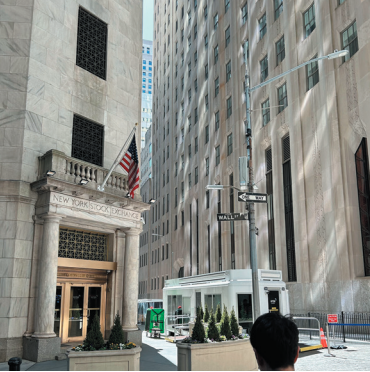 ウォール街の路地を写した写真。