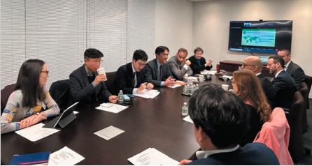 会議室でのディスカッションの様子を写した写真。