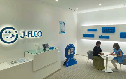 白を基調としたジェイフレックのエントラスの写真。