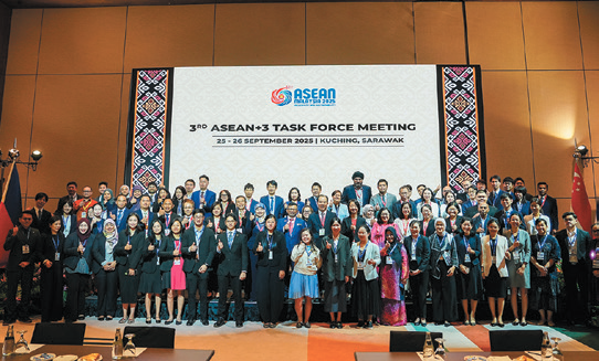 2025年ASEAN+3財務大臣・中央銀行総裁会議の実務者会合参加者が一堂に会している写真。参加者は一斉に画面前方を見ている。参加者の背後のスクリーンには「3RD ASEAN+3 TASK FORCE MEETING」の文字が見える。