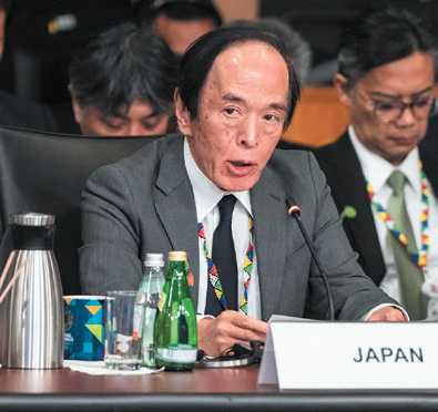 2025年IMF国際通貨金融委員会で発言する植田総裁の写真。