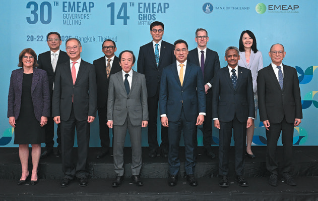 2025年EMEAP総裁会合参加者が一堂に会している写真。参加者は一斉に画面前方を見ている。参加者の背後のスクリーンには「30TH EMEAP GOVERNORS' MEETING」の文字が見える。