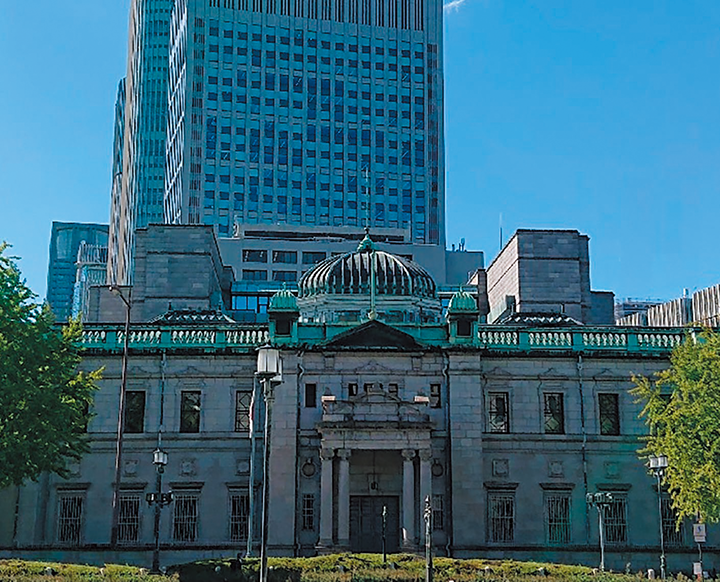日本銀行大阪支店外観の写真。画面手前の旧館は、ドーム型の屋根を中央にして、その両脇には三角屋根が配置されている。