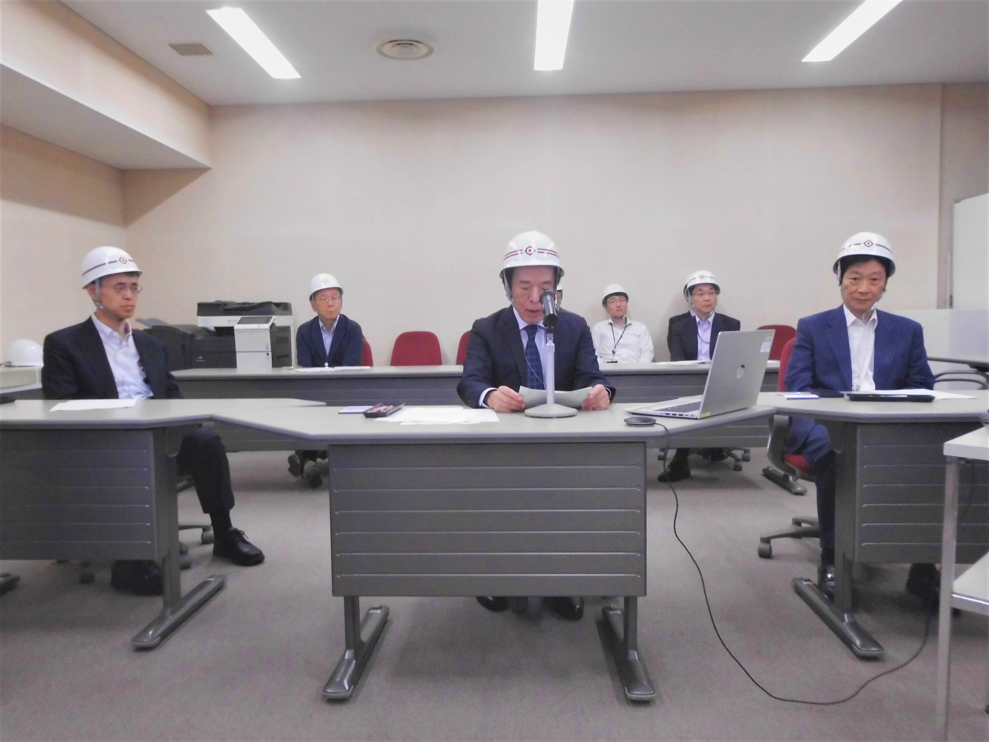 災害対策本部室での訓練模様の写真1