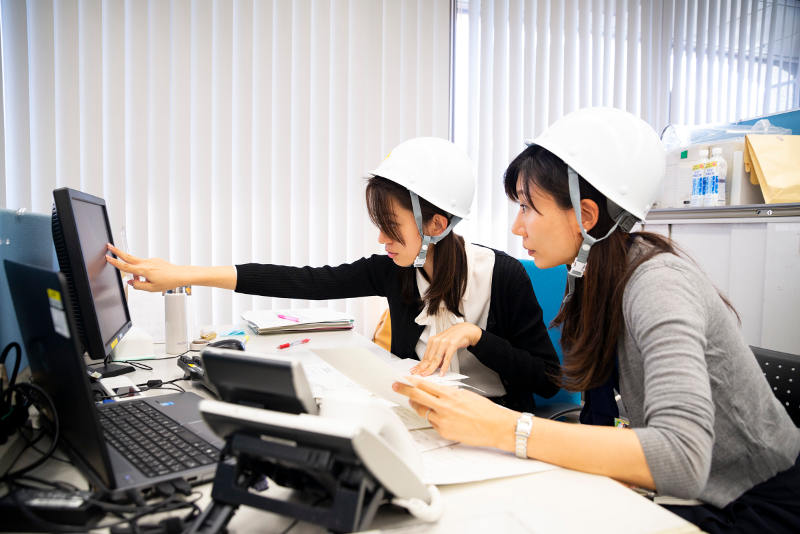 （右写真）日本銀行でのBCP訓練の模様の写真