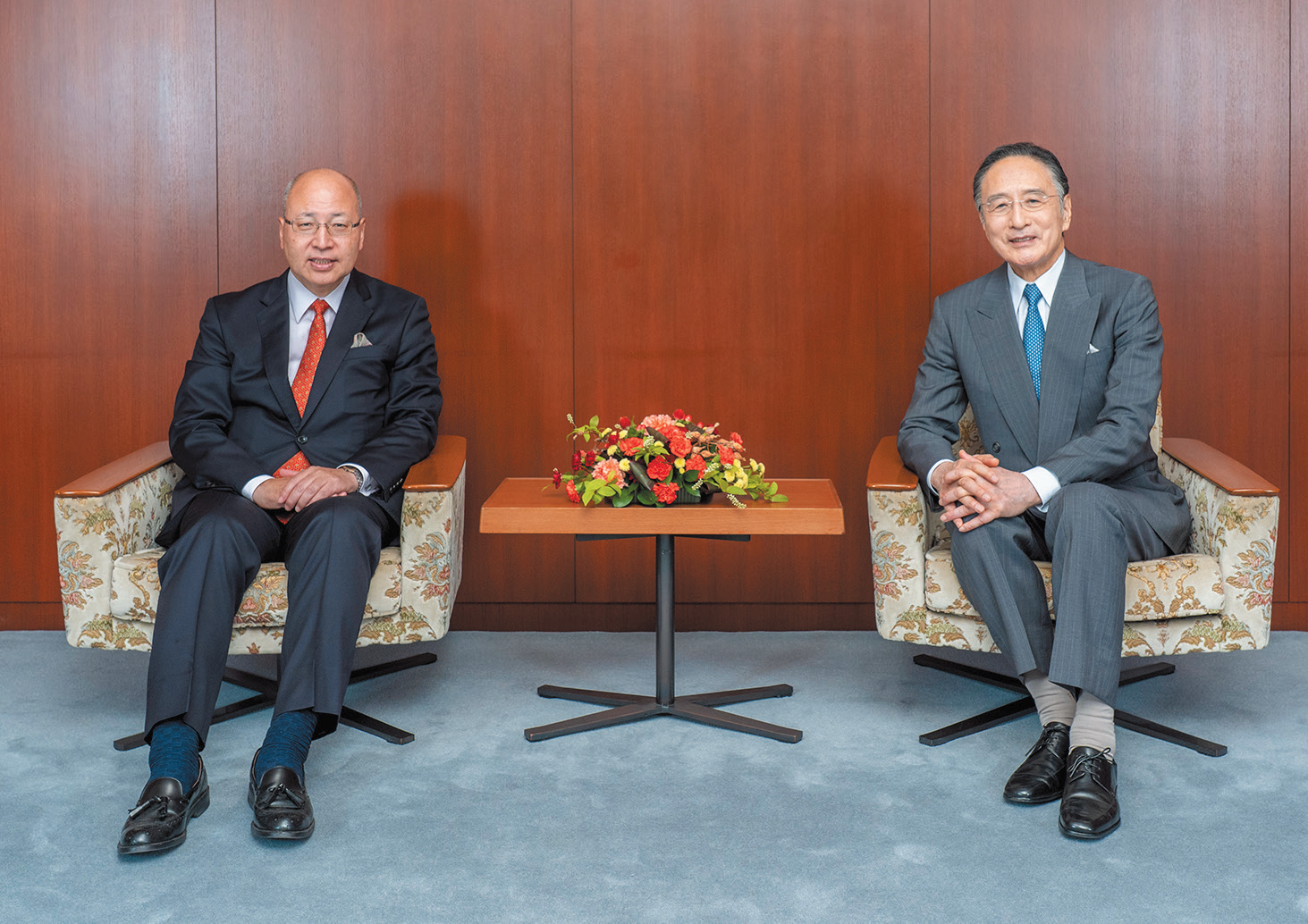 片岡仁左衛門氏と高田創審議委員が並んで座っている写真