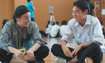 生徒と大人が対話する様子を撮影した写真