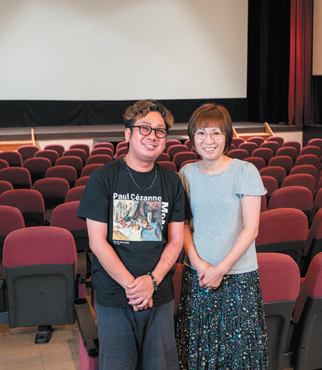 小野沢シネマ館長の和田浩章氏と更沙氏のご夫妻の写真
