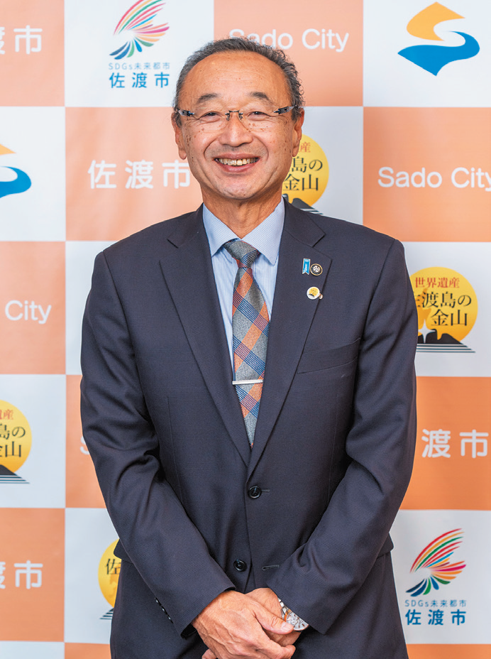 佐渡市長の渡辺竜五氏の写真