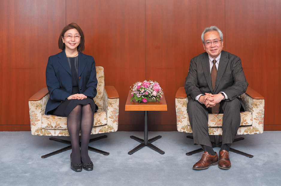 吉田智誉樹氏と小枝淳子審議委員が並んで座っている写真