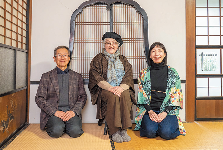 柳川暮らしつぐ会代表の北島智美氏、手仕事の会のリーダーの市野幸子氏と、松石洋一氏の写真
