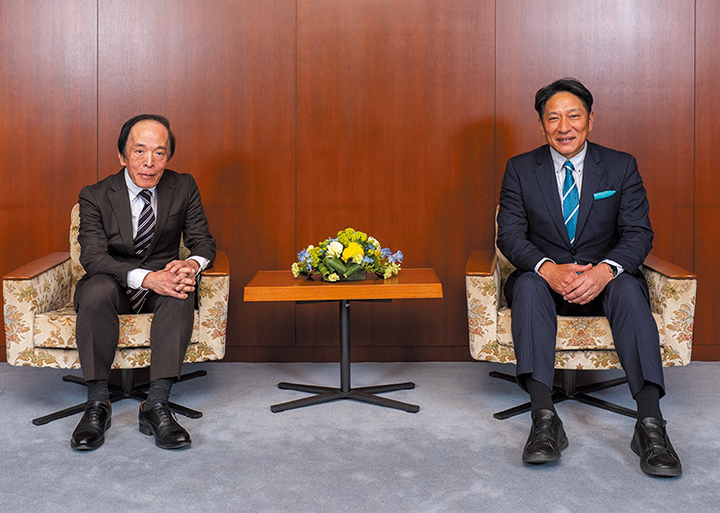 原晋氏と植田和男総裁が並んで座っている写真