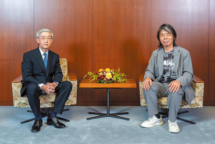 日比野克彦氏と増一行審議委員が並んで座っている写真