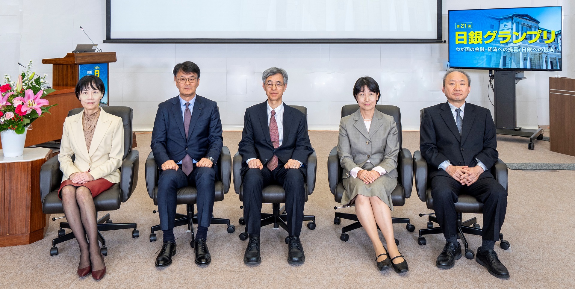 5人の審査員が、横一列に着席して記念撮影している様子