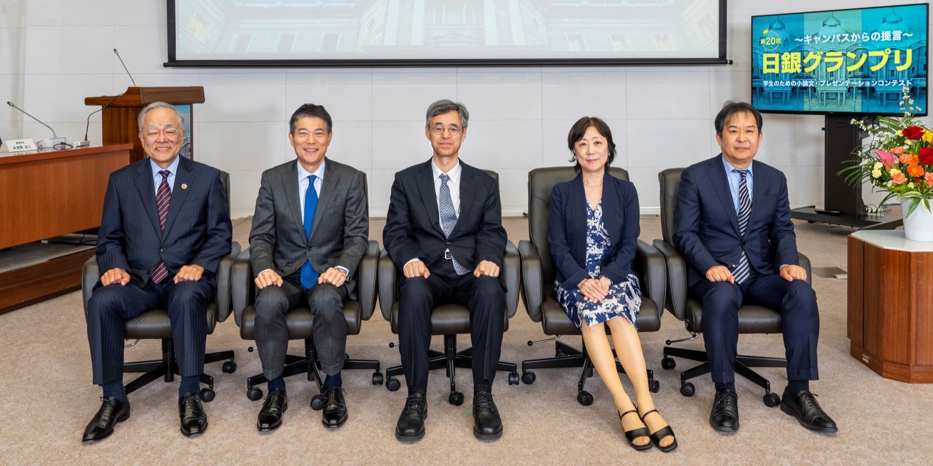 5人の審査員が、横一列に着席して記念撮影している様子