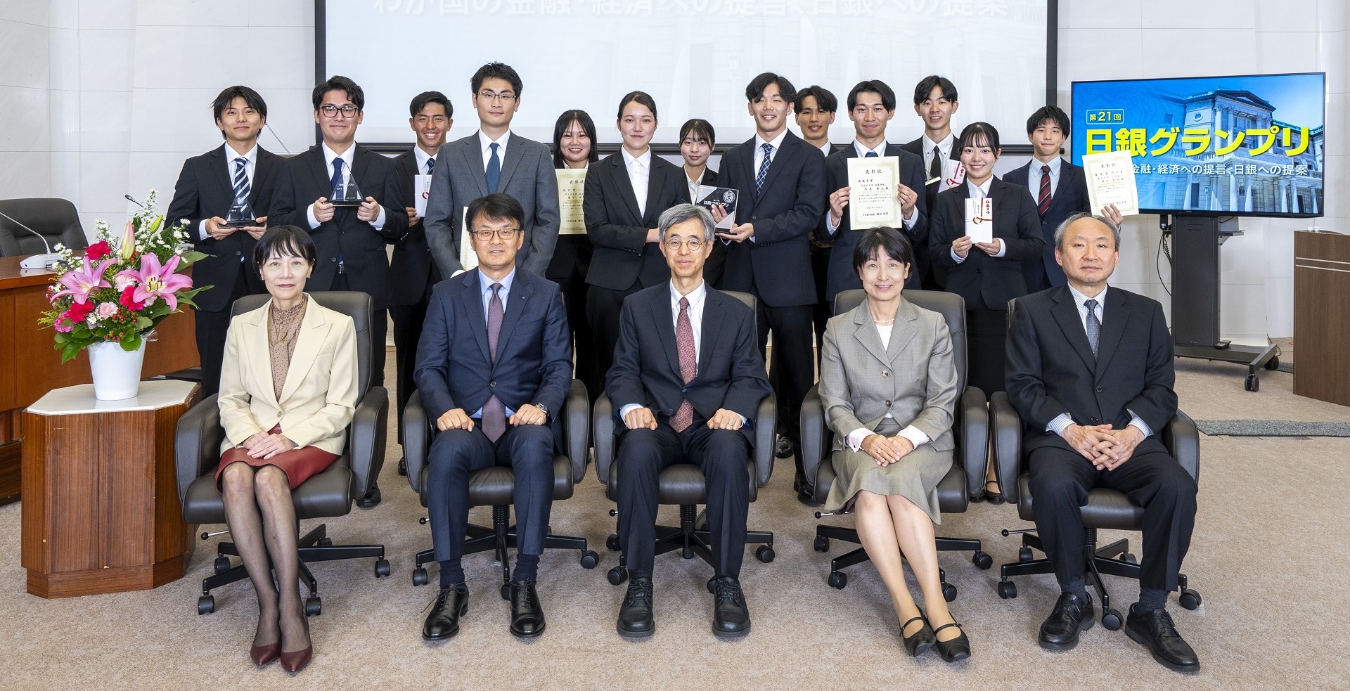 審査員5人と決勝大会参加学生13人が記念撮影している様子