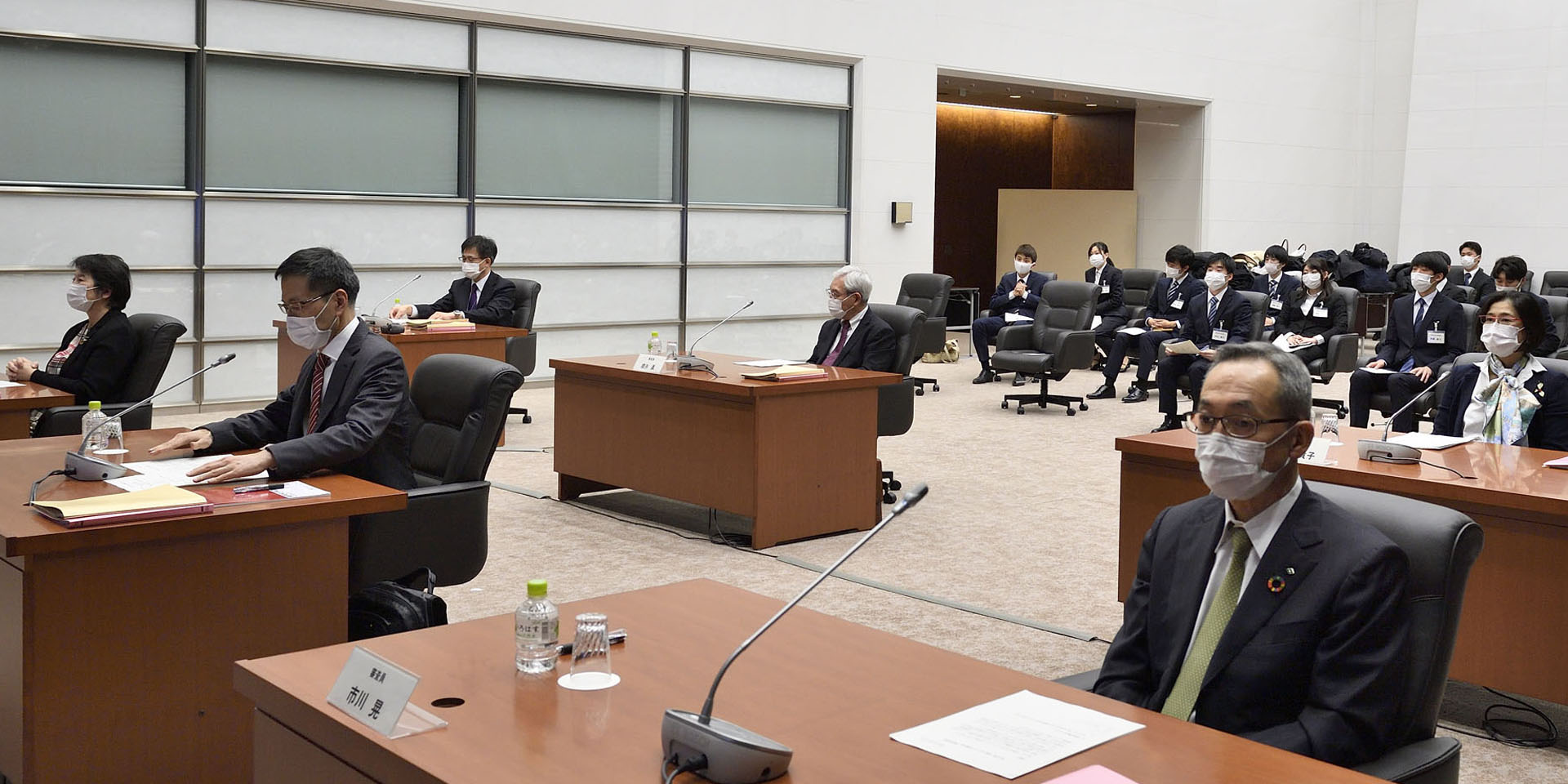 5人の審査員が、着席の上で講評を行っている様子