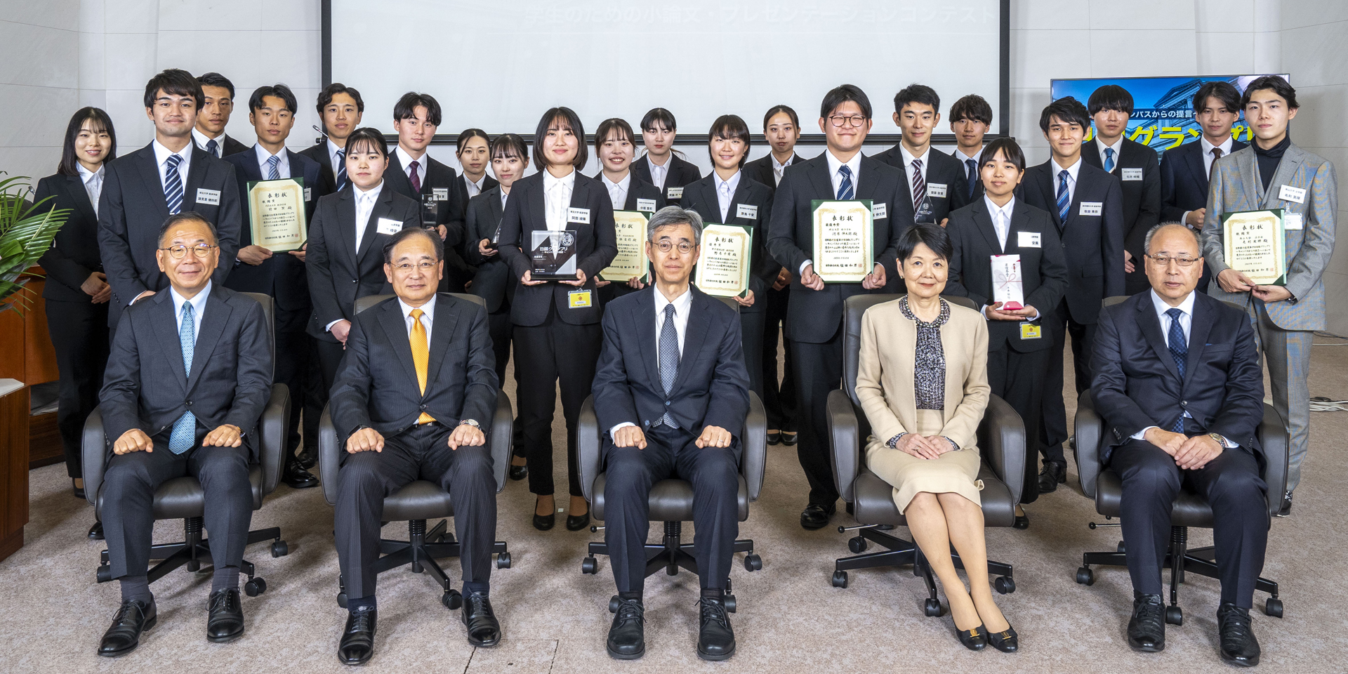 審査員5人と決勝大会参加学生22人が記念撮影している様子