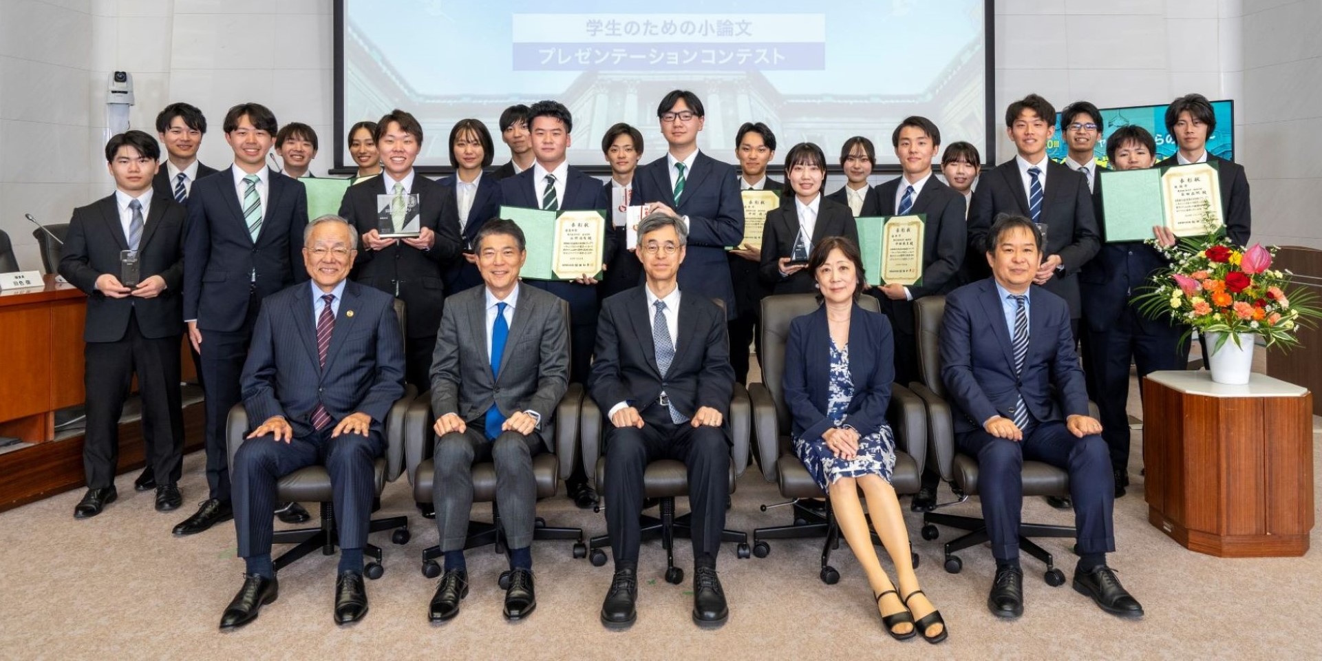 審査員5人と決勝大会参加学生20人が記念撮影している様子