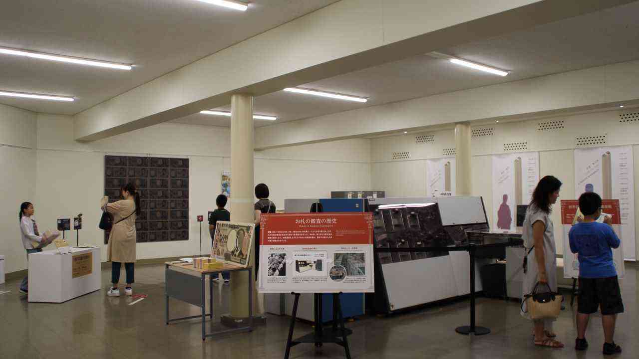 地下金庫の中を見学する参加者6人の様子
