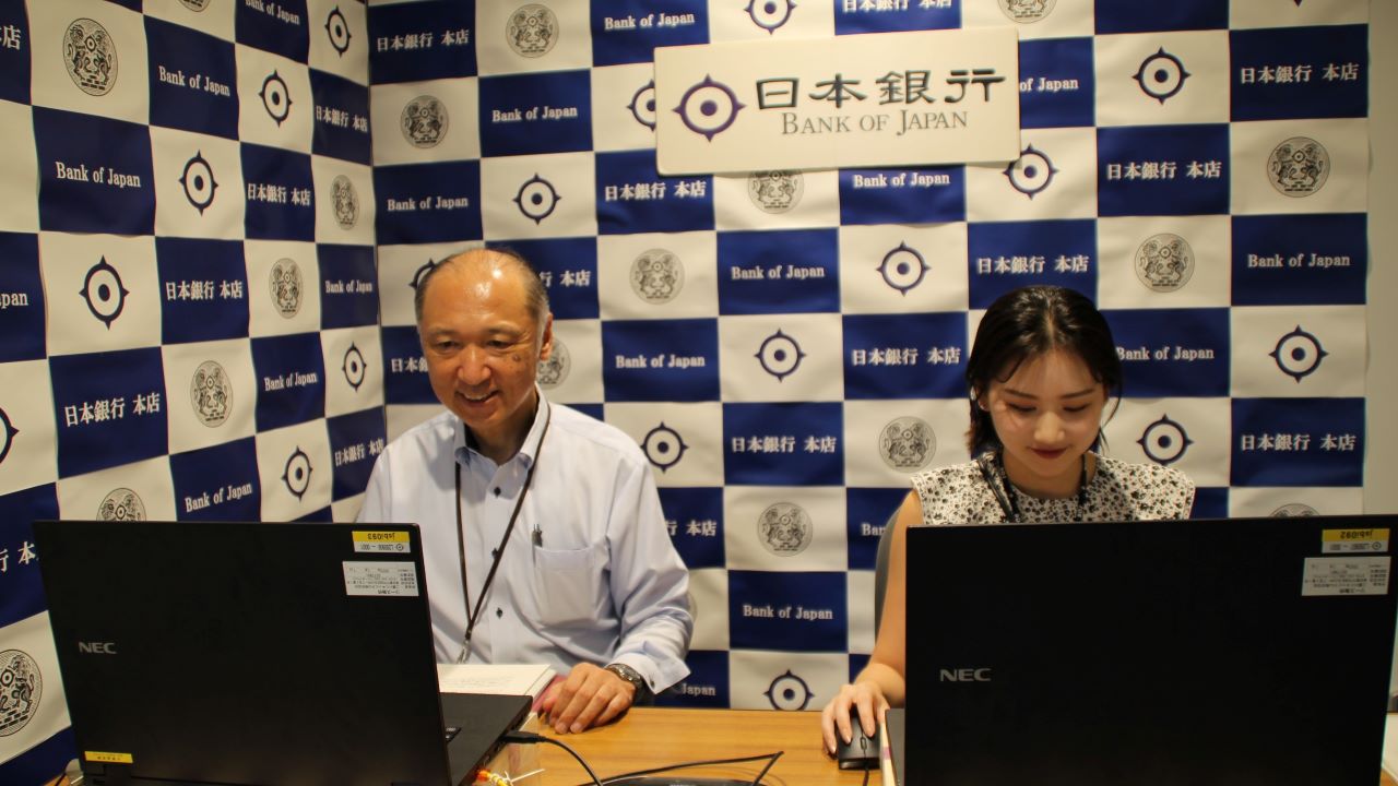 講師2人がパソコンの前でオンライン親子見学会の説明をする様子