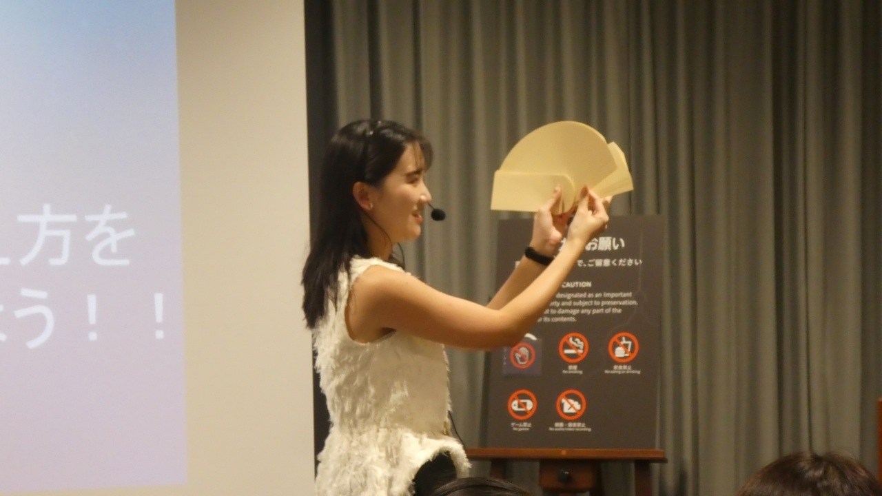 講師1人が、参加者全員にお札の数え方を説明している様子