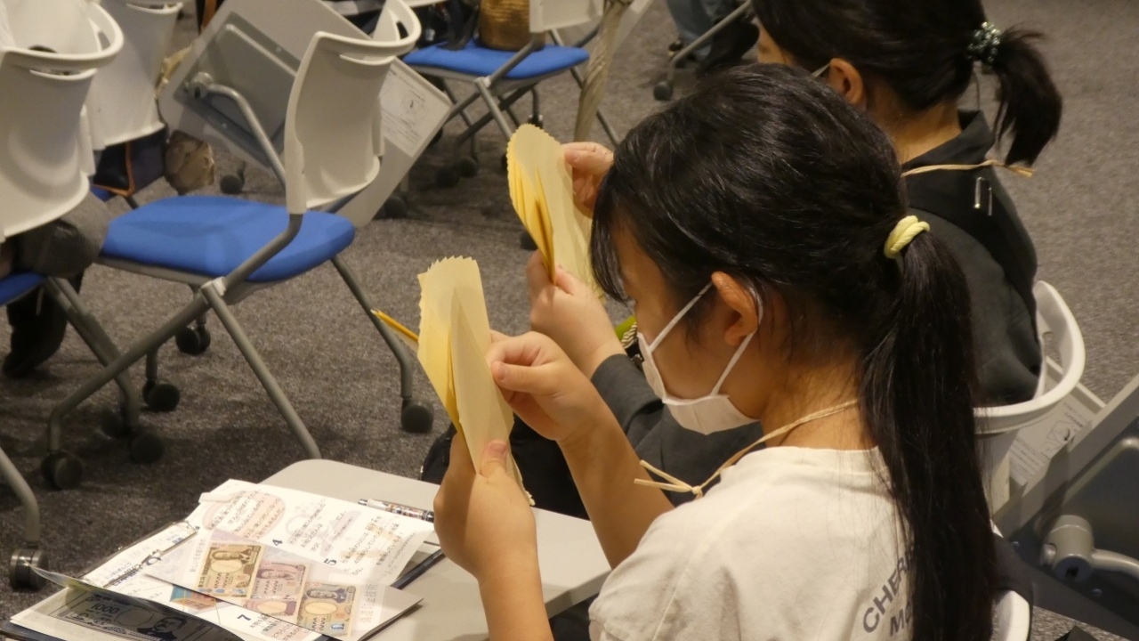 親子(母と娘)2人がお札を数えている様子