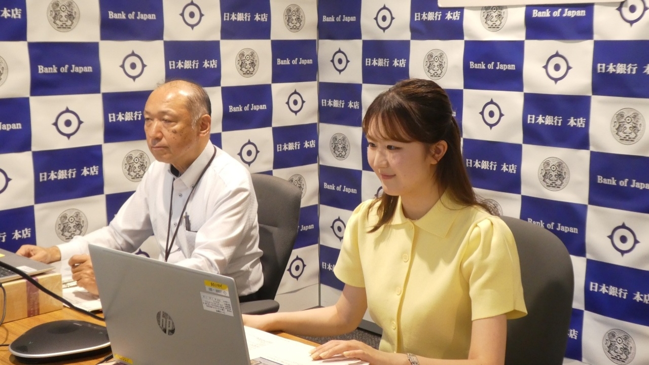 講師2人がパソコンの前でオンライン親子見学会の説明をする様子