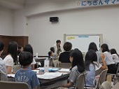 講話を受けている子ども達に、講師が質問を投げかけている写真