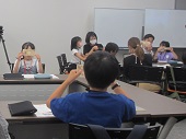 参加者がお札の偽造防止技術を確認している写真