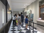 参加者が旧店舗の金庫扉を見学している写真