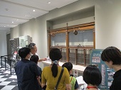 旧店舗の窓口カウンターを見学している写真