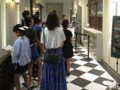 旧店舗の金庫扉、窓口カウンターを見学している写真
