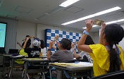 子ども達が千円札のすかしを確認している写真