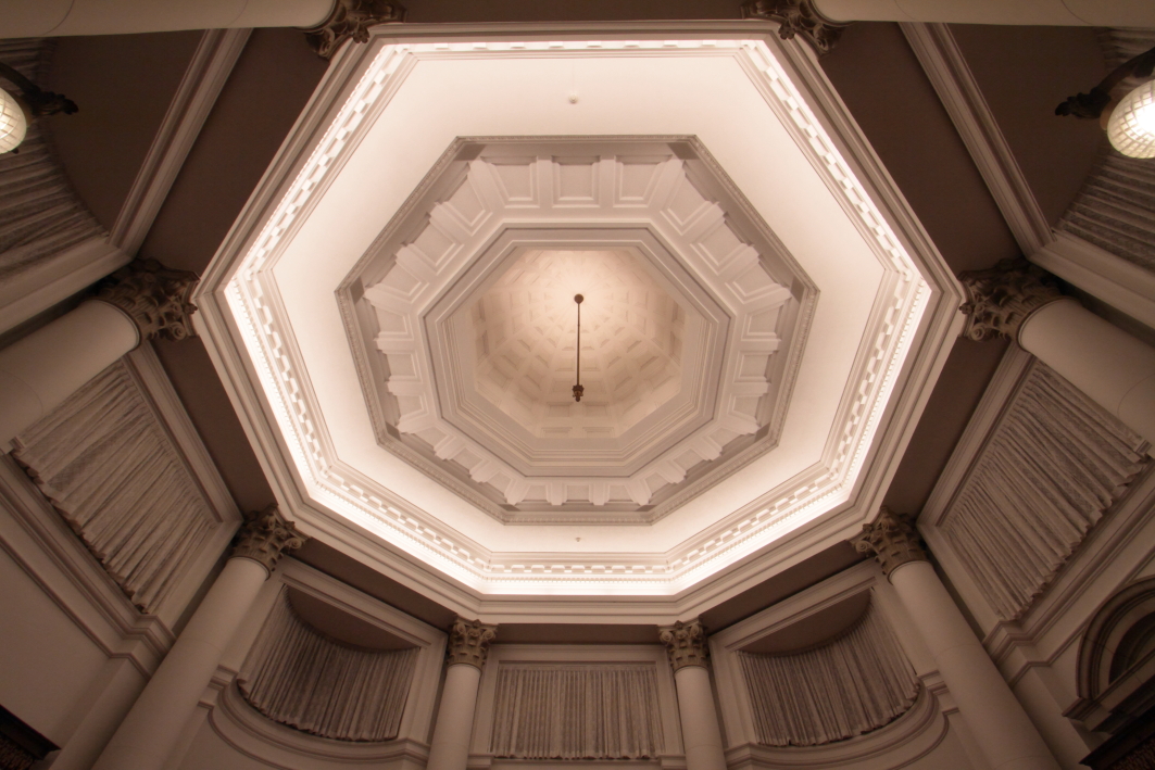 本館中央のドームの下の八角室と呼ばれる部屋の天井