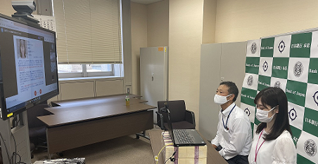 教室からの質問に答える様子
