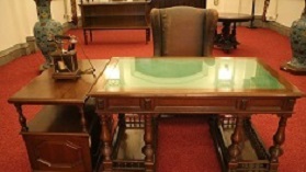 Original desk and chair used by the Bank's former governor