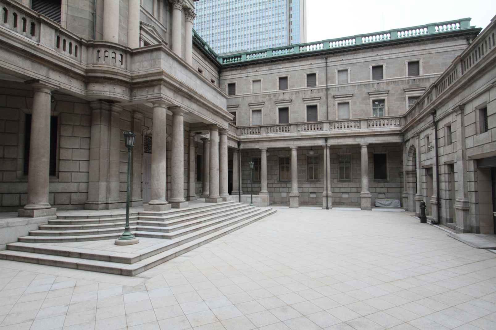 Image: Courtyard of the Main Building with its impressive round pillars