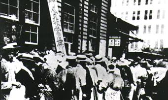 Image: deposit holders rushing to a bank to obtain repayment of deposits immediately after the Great Kanto Earthquake of 1923