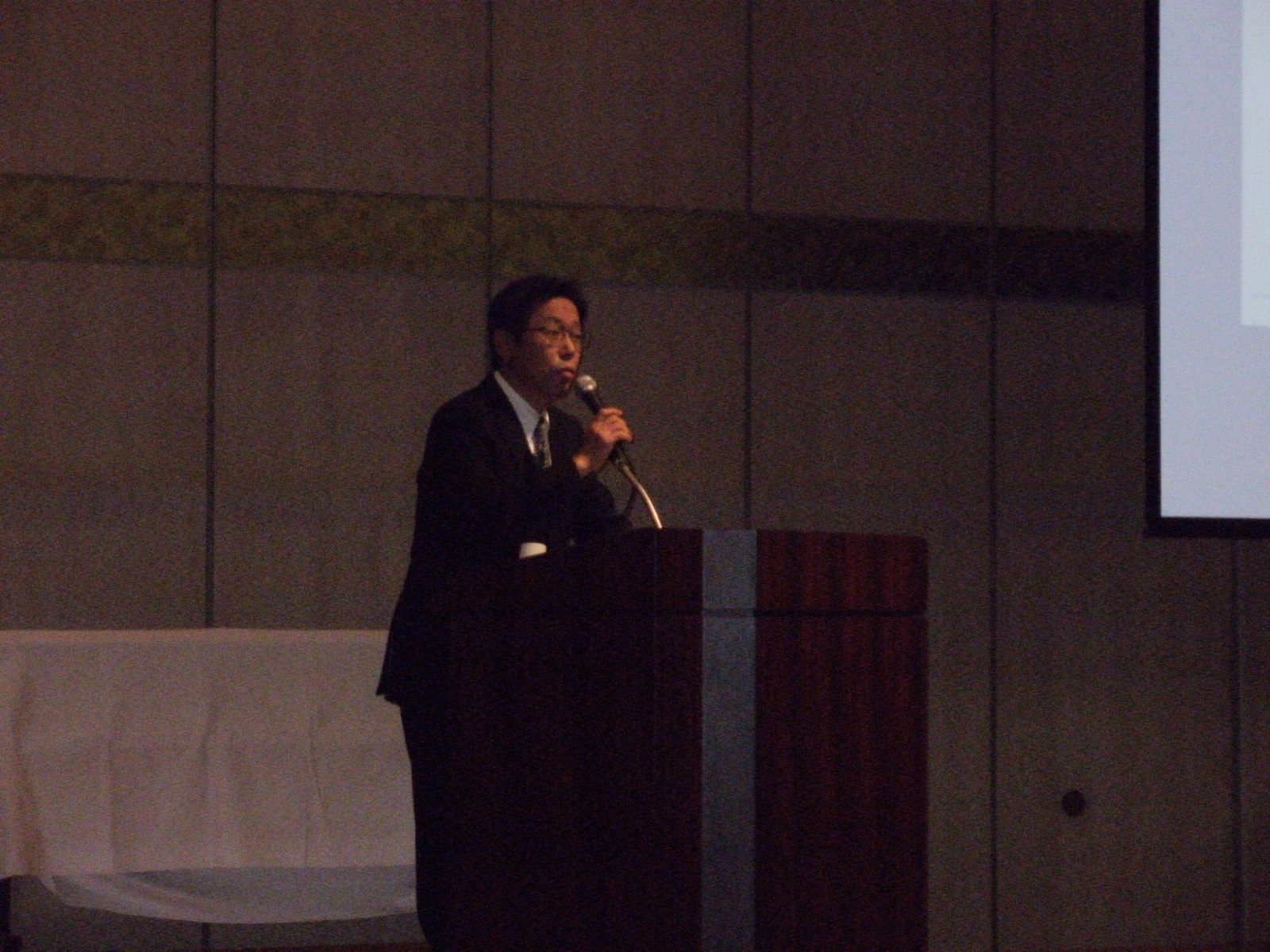 講演者が台の前で話している写真