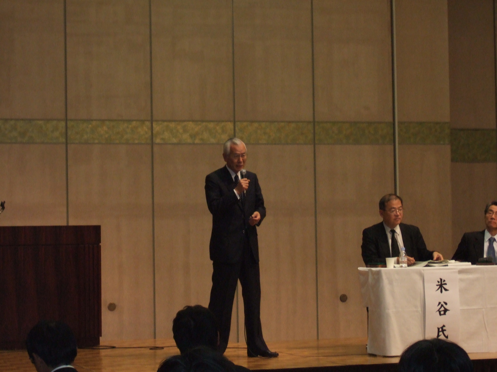 講演者が立ち上がって話している写真
